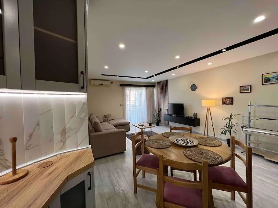 Great Apartament Near Lake & Blloku Area Tirana Albania